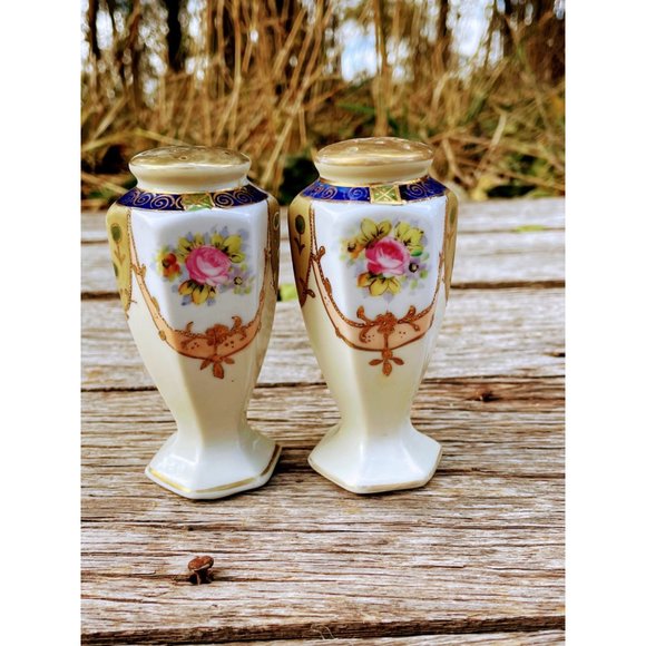 Vintage Hand Painted Nippon Salt & Pepper Shakers Roses - Picture 5 of 11